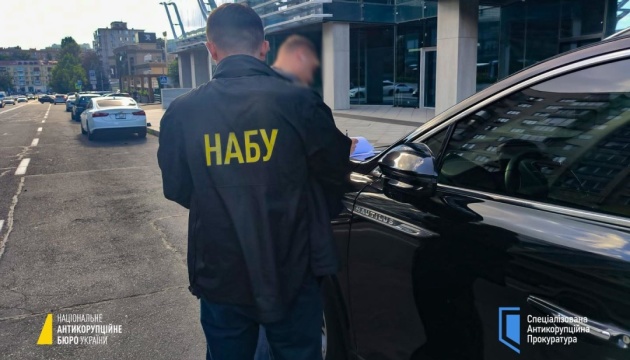 Посадовця Міноборони викрили на хабарі в $1,3 мільйона за будівництво житла для військових