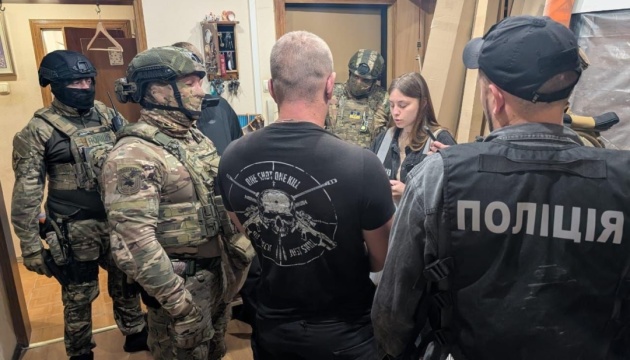 Масштабна спецоперація: поліція проводить150 обшуків для перекриття каналів для «ухилянтів»