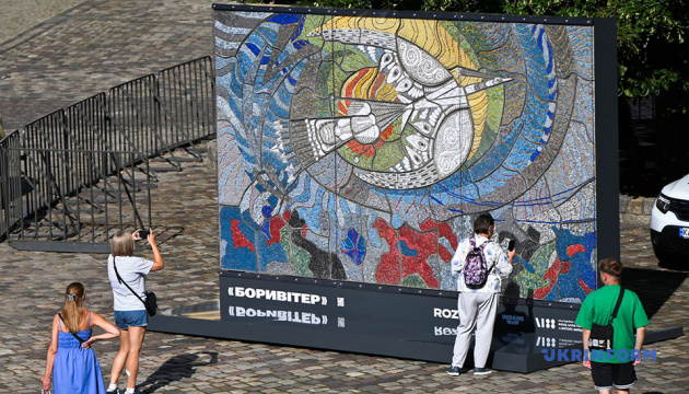 До Львова привезли відтворену мозаїку Алли Горської «Боривітер»