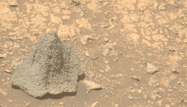 Марсохід NASA сфотографував камінь, який нагадує давній бойовий шолом