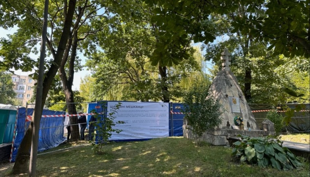 На місці пошуково-ексгумаційних робіт у Львові виявили поховальну яму з останками солдатів