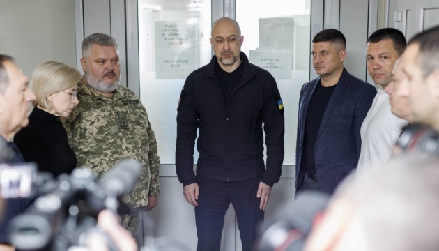 Шмигаль відвідав поранених захисників у госпіталі на Кіровоградщині