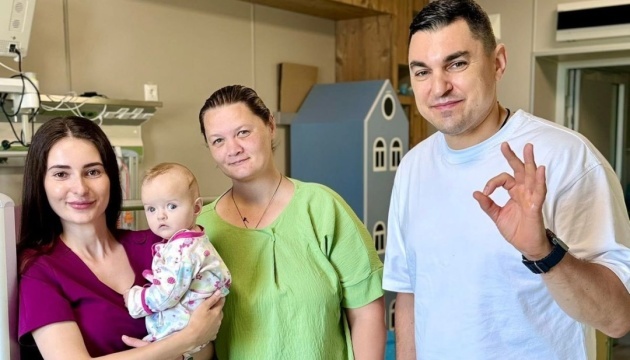 Les médecins ukrainiens ont pratiqué 6 interventions chirurgicales sur un bébé de 8 mois avec une pathologie complexe, sous une même anesthésie