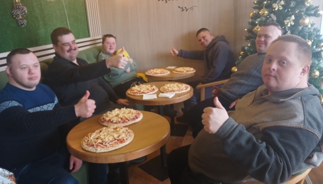 В інклюзивній кав’ярні на Хмельниччині допомагають молоді в соціально-побутовій адаптації