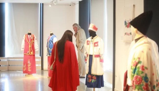 У Сербії відкрили виставку українського вбрання, присвячену річниці Незалежності