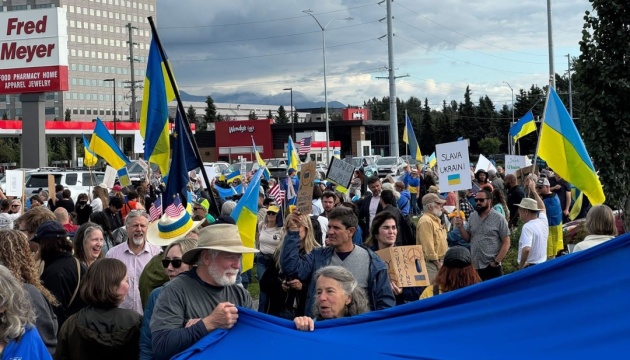 Kundgebung in Anchorage zur Unterstützung der Ukraine vor Treffen zwischen Trump und Putin
