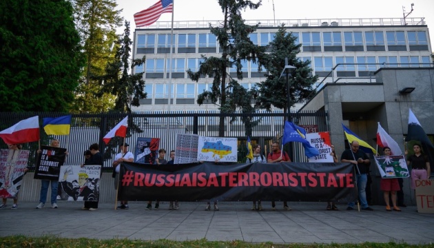 У Варшаві під посольством США відбулася акція солідарності «Не продавайте Україну» 