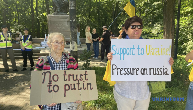 ウクライナ軍人の親族、キーウの米大使館前で集会開催