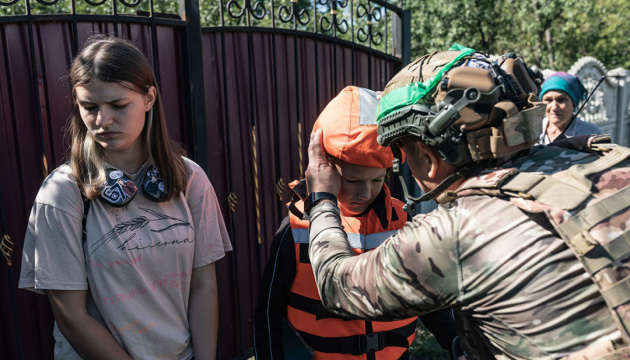 «Білі янголи» евакуювали з Донеччини 17 людей, зокрема матір з п'ятьма дітьми