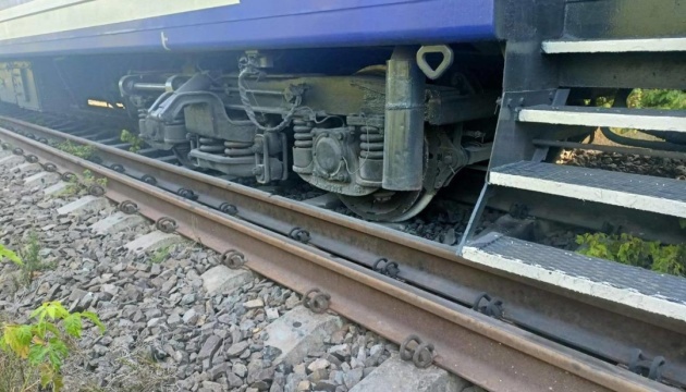 На Закарпатті зійшли з рейок три вагони пасажирського поїзда