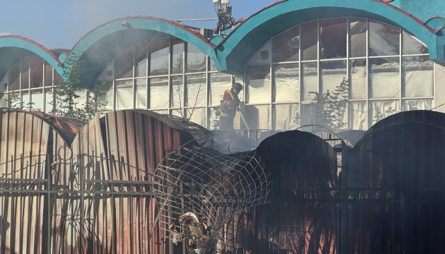 Росіяни вдарили дроном по ринку у центрі Сум, зайнялася пожежа