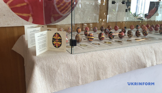 У Чернівцях відкрили виставку відтворених писанок етнічних греків Маріуполя