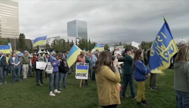 Мешканці Аляски вийшли на вулиці з українськими прапорами на знак протесту проти приїзду Путіна