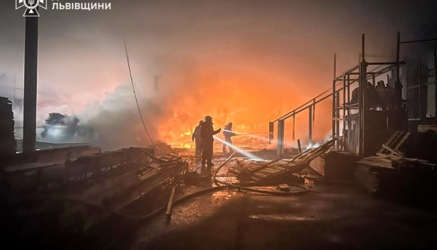 На Львівщині сталася масштабна пожежа на деревообробному підприємстві