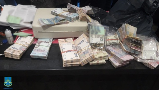 На збуті контрафактних рідин для вейпів затримали сімох львів'ян