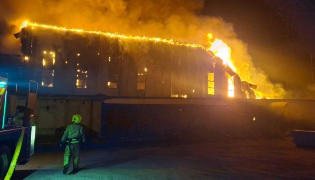 У Коростені понад три години гасили масштабну пожежу на складі підприємства