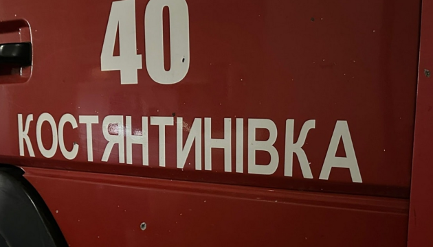 Росіяни атакували дронами рятувальників у Костянтинівці - пошкоджений автомобіль