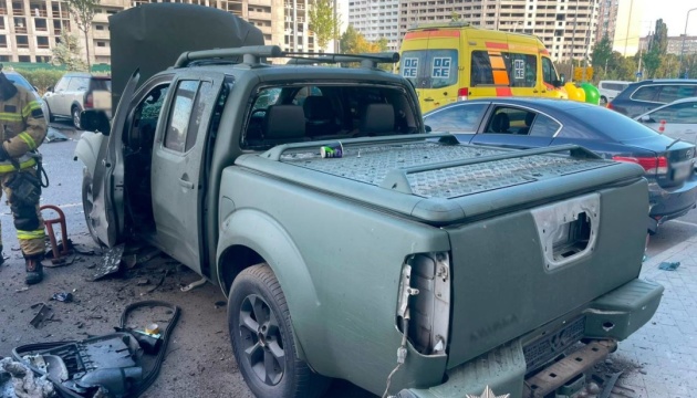 У Подільському районі Києва стався вибух в автомобілі, пофарбованому під військовий