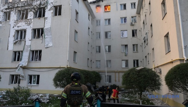 У Харкові на місці атаки РФ шукають трьох людей, які можуть бути під завалами будинку