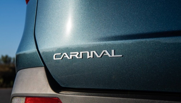 Kia представила оновлений мінівен Carnival