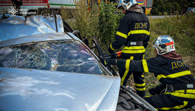 На Київщині у ДТП за участі вантажівки загинули троє людей, серед них дитина