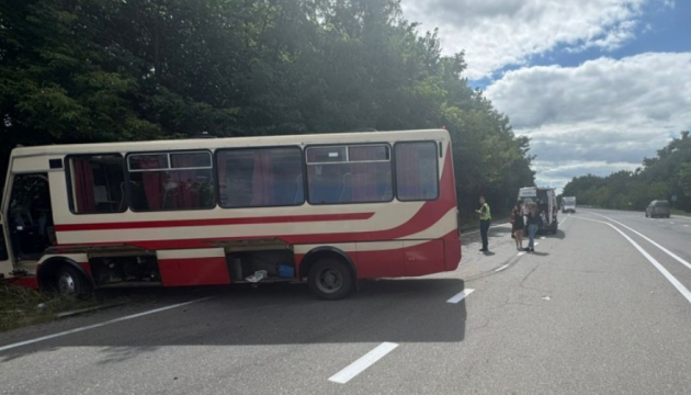 На Житомирщині при зіткненні легковика з автобусом постраждали дев'ятеро людей
