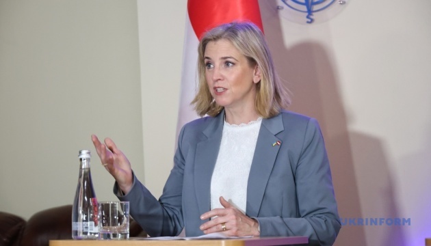 La cheffe de la diplomatie autrichienne propose d’organiser une Conférence sur la reconstruction de l’Ukraine à Vienne