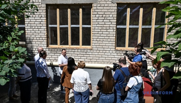 У Запоріжжі в пошкодженому ракетним ударом РФ дитячому садочку встановили «мʼякі» вікна