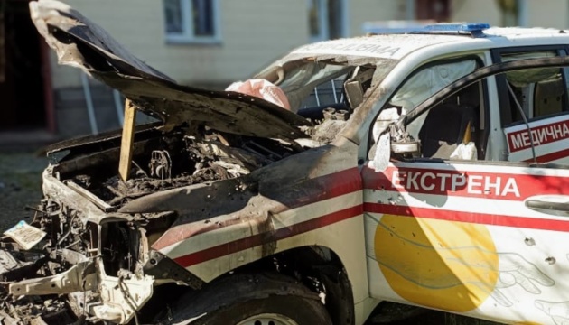 На Сумщині загарбники атакували дронами авто медиків і поранили чоловіка