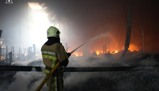 У Мукачеві локалізували масштабну пожежу на місці ракетного удару РФ