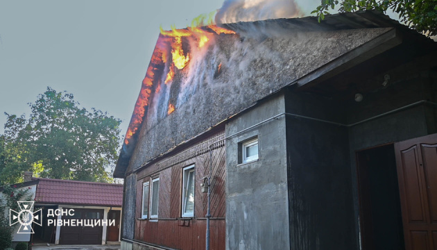 Унаслідок масованої атаки РФ на Рівне горів житловий будинок, постраждала жінка