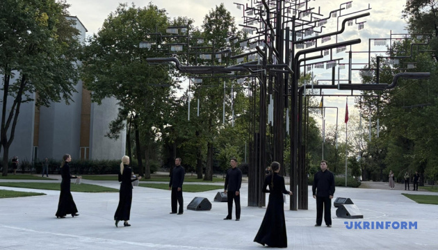 У Запоріжжі на «Дереві пам’яті» встановили ще 61 дзвіночок на честь загиблих героїв