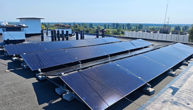 У Бородянці на відновлених багатоповерхівках встановлюють сонячні панелі