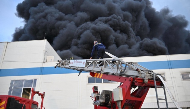 У Мукачеві триває ліквідація пожежі на підприємстві, що виникла через обстріл РФ