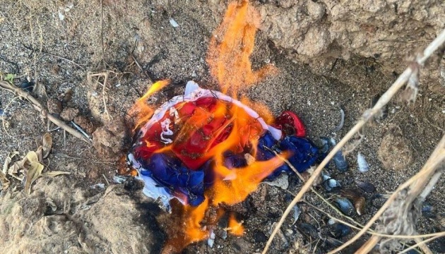 У Криму до «дня прапора РФ» активістки «Злої Мавки» спалюють російські триколори