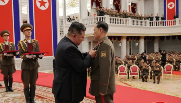 Кім Чен Ин нагородив учасників у війні Росії проти України, назвавши їх «великими героями»