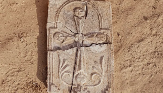 На острові в Абу-Дабі археологи виявили 1400-річний християнський хрест
