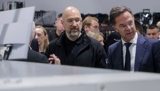 Шмигаль і Рютте ознайомились із роботою одного з найбільших українських виробників дронів