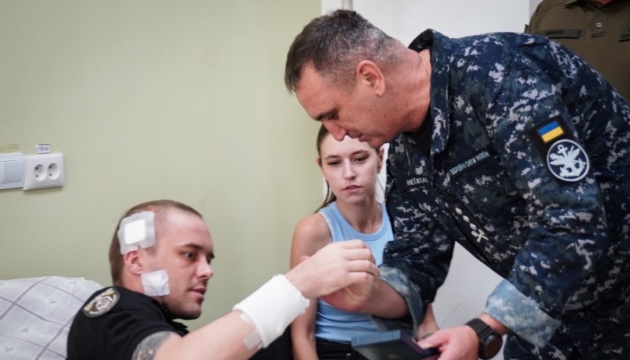 Неїжпапа відвідав поранених захисників і вручив нагороди з нагоди Дня Незалежності