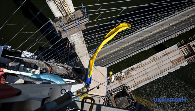 У Запоріжжі на висоті 200 метрів над Дніпром відновили жовто-блакитний прапор, намальований 9 років тому