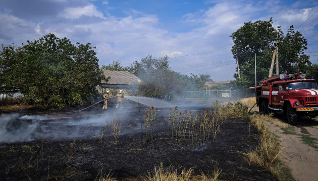 На Миколаївщині пожежа в екосистемі перекинулась на житлові будинки