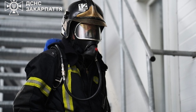 L`incendie dans une entreprise, causé par une attaque russe, a été éteint à Moukatchevo