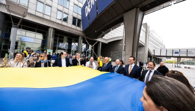 Тридцятиметровий прапор України розгорнули навпроти Європарламенту