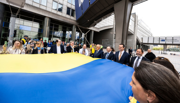 30-meter Ukrainian flag unfurled in front of European Parliament