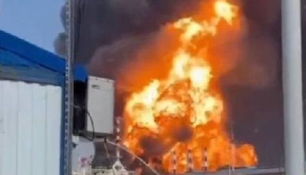 У Росії третю добу не можуть загасити один з найбільших НПЗ після атаки дронів