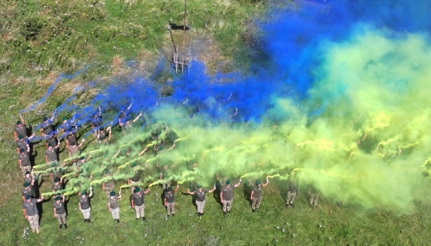 У Львові на висоті 294 метри прикордонники створили живий прапор