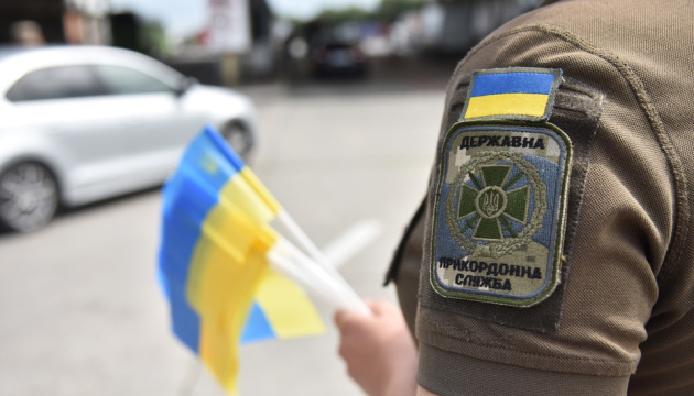 Львівські прикордонники на честь Дня Державного прапора дарують подорожнім прапорці та флаєри