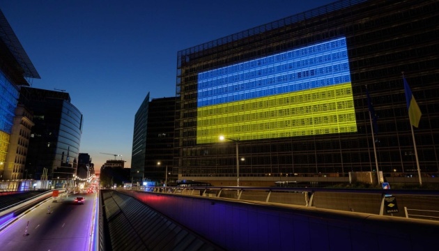 Будівлі Єврокомісії сяють кольорами мужності - фон дер Ляєн