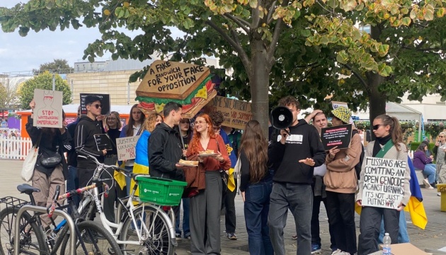 У Шотландії українські студенти вийшли на акцію проти виступу Навальної