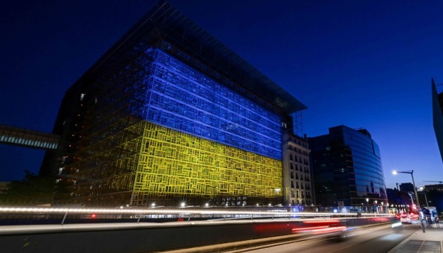 Будівлі євроінституцій підсвітили синьо-жовтими кольорами напередодні Дня Незалежності України